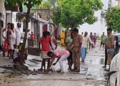लोधपुरवा की सड़क पर फेंक गए सुतली बम। 
