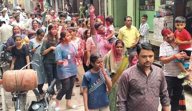 मोहल्ला मयूर विहार में गणपति भगवान की मूर्ति को विसर्जन के लिए ले जाने से पूर्व आरती व पूजन करत मोहल्ला मयूर विहार में गणपति भगवान की मूर्ति को विसर्जन के लिए ले जाने से पूर्व आरती व पूजन करत
