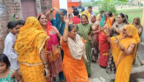 मोहल्ला मयूर विहार में गणपति भगवान की मूर्ति को विसर्जन के लिए ले जाने से पूर्व आरती व पूजन करत मोहल्ला मयूर विहार में गणपति भगवान की मूर्ति को विसर्जन के लिए ले जाने से पूर्व आरती व पूजन करत