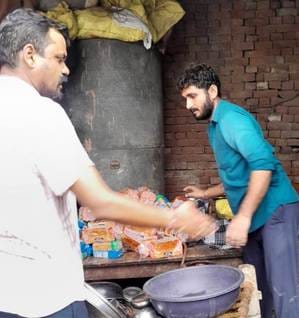 मीरपुर साधू में एसडीएम मवाना संतोष कुमार, एडीएमई सुर्यकांत त्रिपाठी गंगा पहुंचकर जाएजा लेते हुए