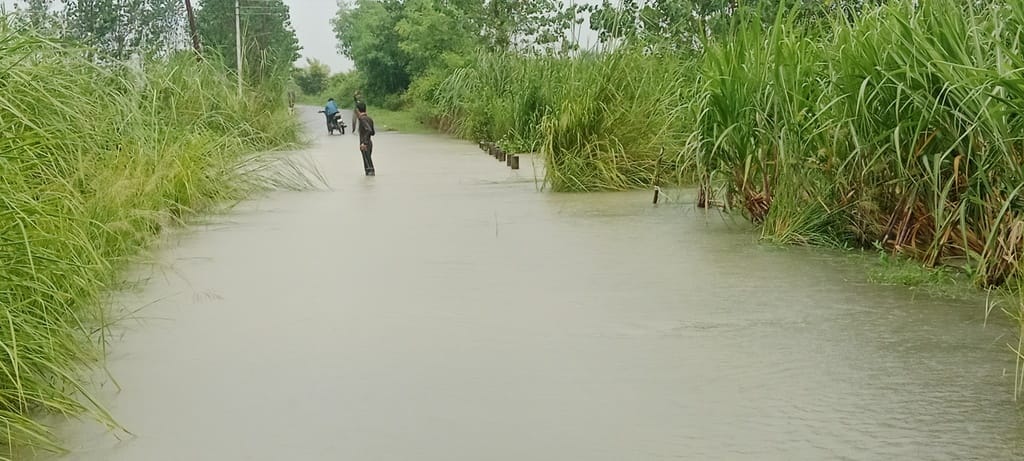 मीरपुर साधू में एसडीएम मवाना संतोष कुमार, एडीएमई सुर्यकांत त्रिपाठी गंगा पहुंचकर जाएजा लेते हुए