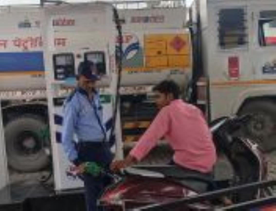 नो हेलमेट, नो फ्यूल  का चला अभियान।