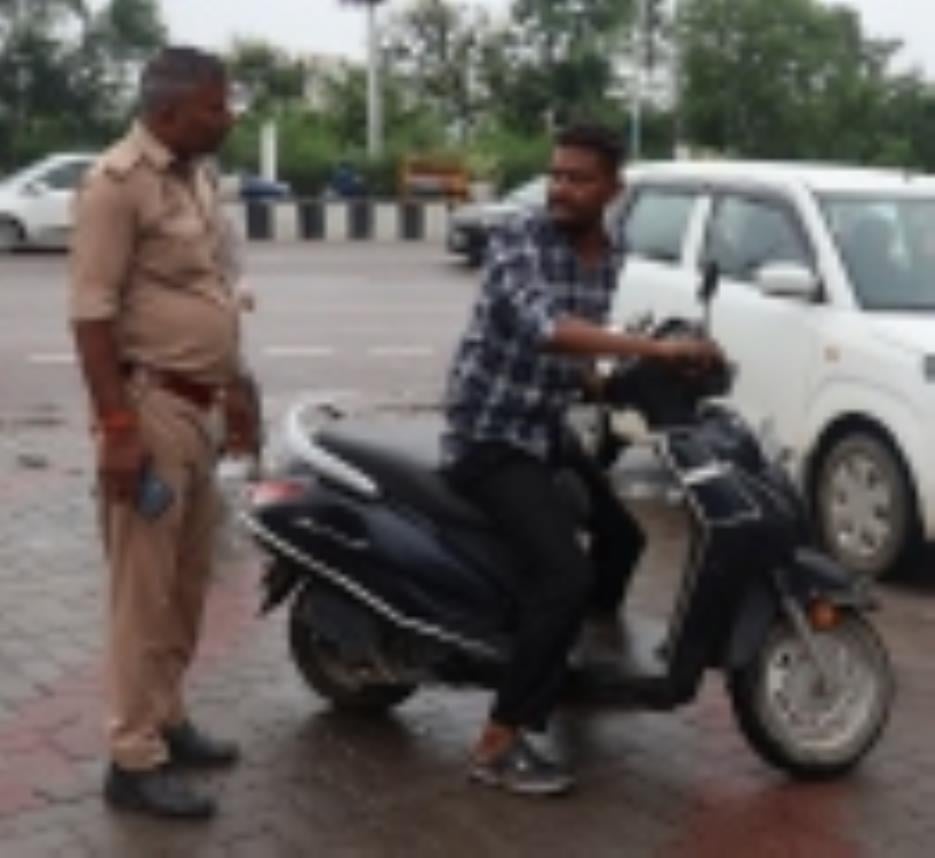 नो हेलमेट, नो फ्यूल  का चला अभियान।