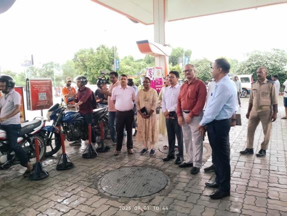 नो हेलमेट, नो फ्यूल  का चला अभियान।