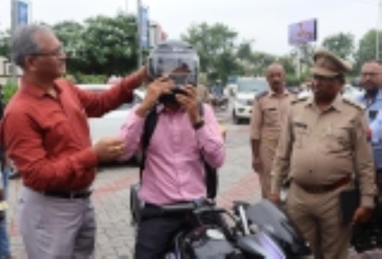 नो हेलमेट, नो फ्यूल  का चला अभियान।