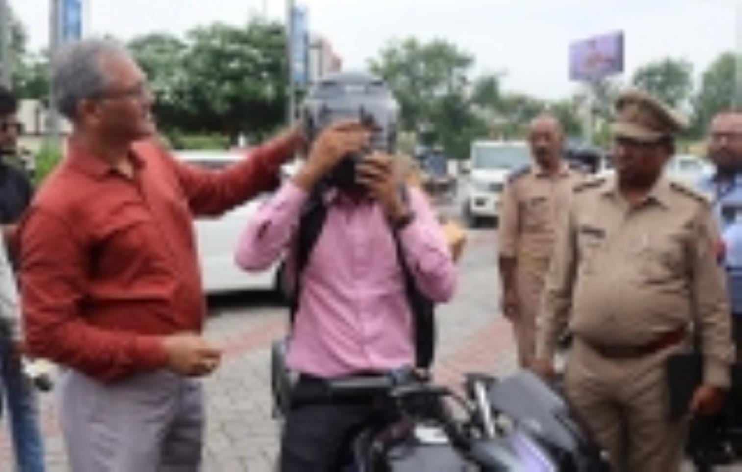 नो हेलमेट, नो फ्यूल  का चला अभियान।