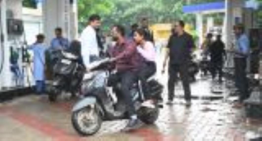 नो हेलमेट, नो फ्यूल  का चला अभियान।