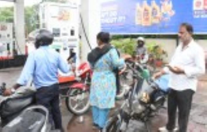 नो हेलमेट, नो फ्यूल  का चला अभियान।