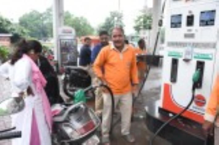 नो हेलमेट, नो फ्यूल  का चला अभियान।