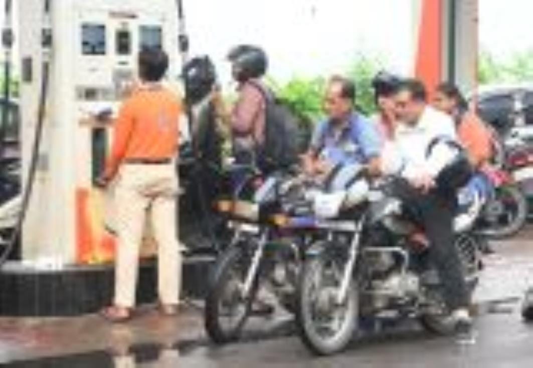 नो हेलमेट, नो फ्यूल  का चला अभियान।