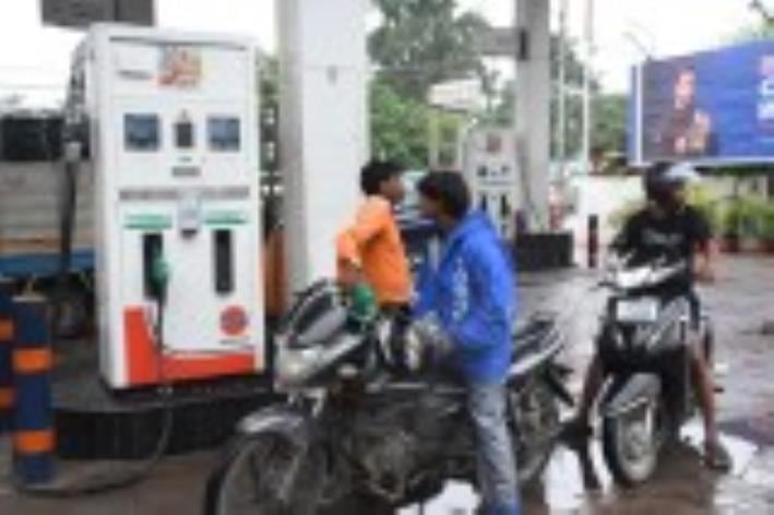 नो हेलमेट, नो फ्यूल  का चला अभियान।