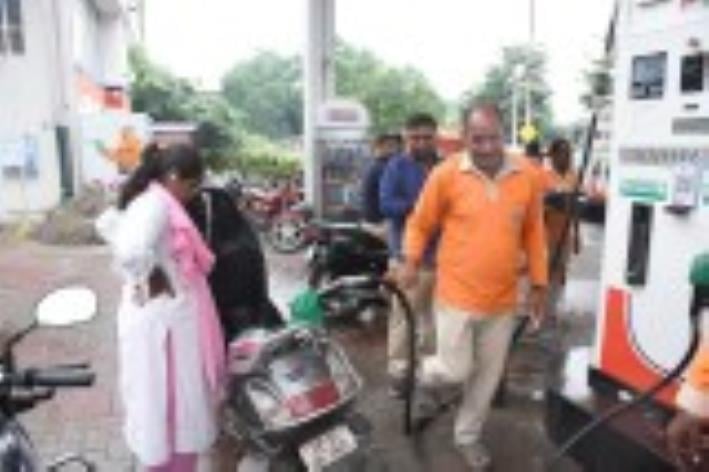 नो हेलमेट, नो फ्यूल  का चला अभियान।
