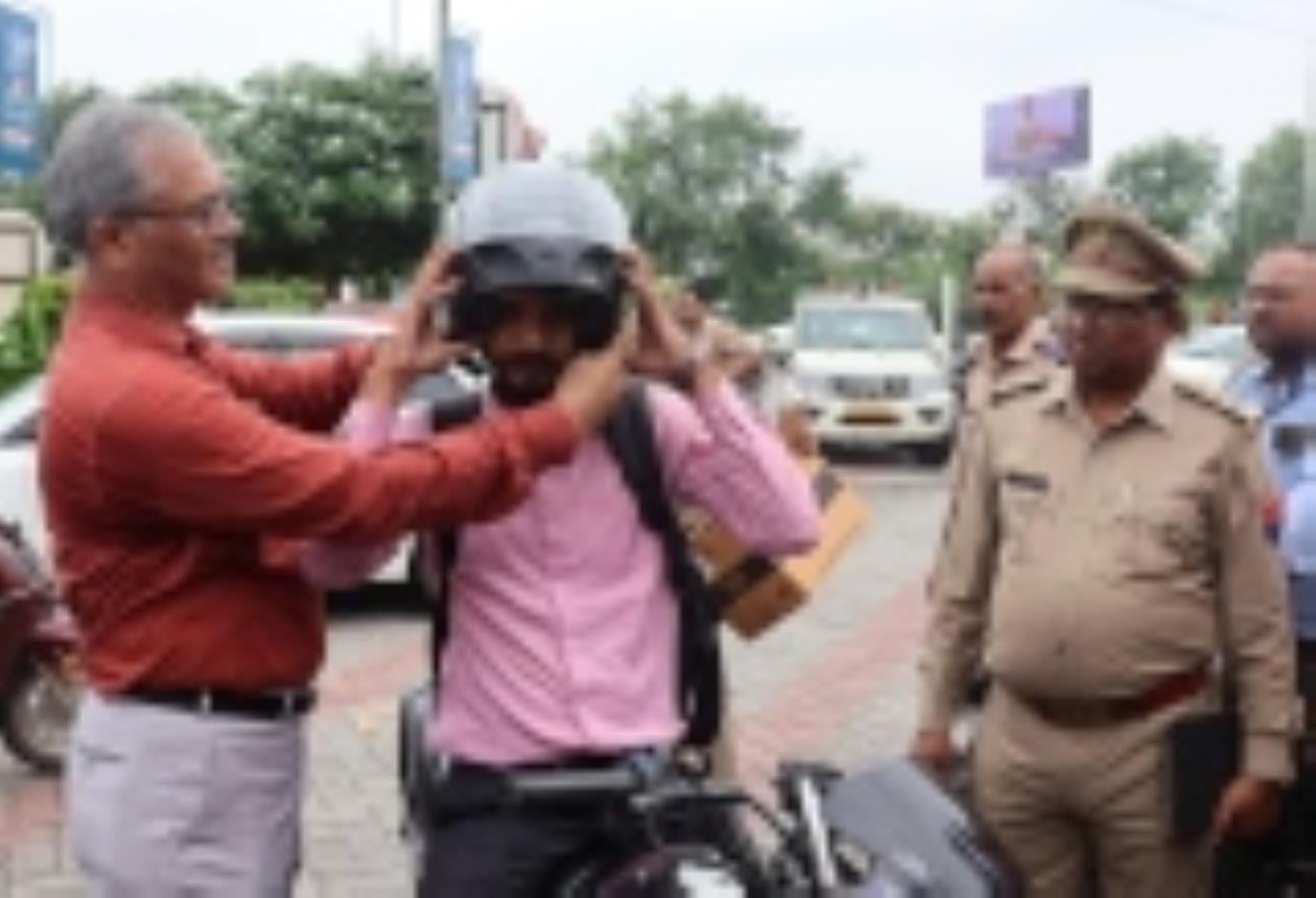 नो हेलमेट, नो फ्यूल  का चला अभियान।