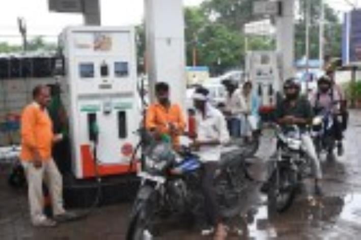 नो हेलमेट, नो फ्यूल  का चला अभियान।