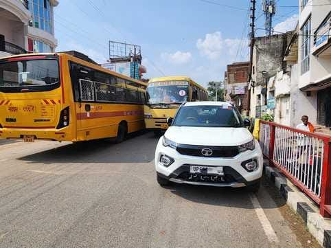 नगर के मिड्ढी चौराहा पर एक तरफ सड़क पर बिजली के तीन खंभे और दूसरे तरफ ठेला व दुकानों के अतिक्रमण