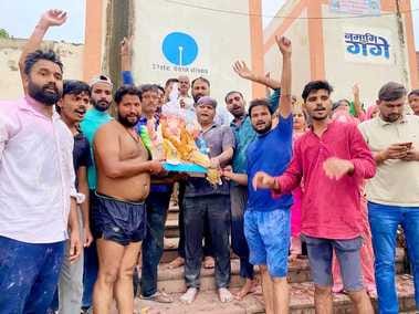 नगर में नगर पालिका कार्यालय के पास मंडप में विराजे गणेश का पूजन करते भक्त। संवाद