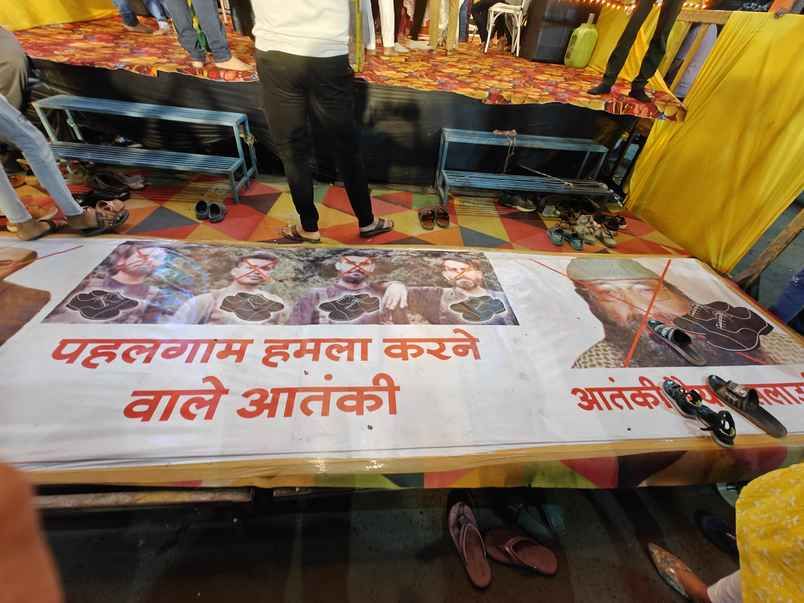 पंडाल में लगे हैं ऐसे पोस्टर