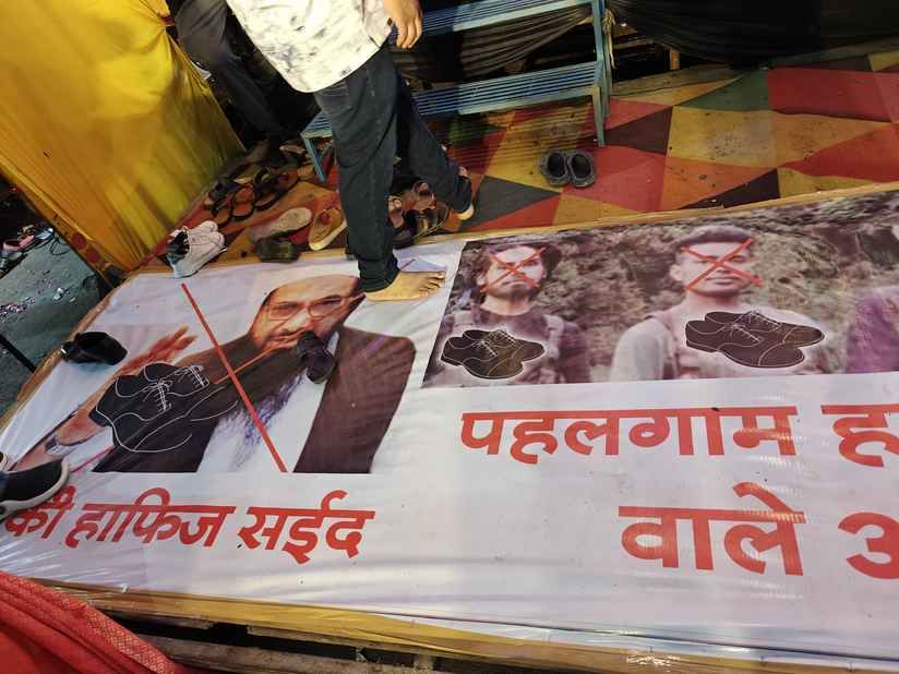 पंडाल में लगे हैं ऐसे पोस्टर