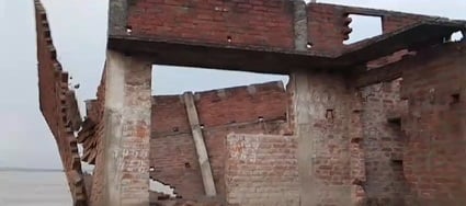 पुरैना गांव में घरों में घुसा पानी।संवाद पुरैना गांव में घरों में घुसा पानी।संवाद