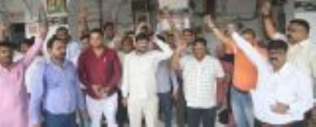 प्रदर्शन करते नायब तहसीलदार व लेखपाल। प्रदर्शन करते नायब तहसीलदार व लेखपाल।