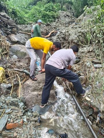 पेयजल स्कीमें बहाल करने में जुटे जल शक्ति विभाग के कर्मी। स्रोत : विभाग