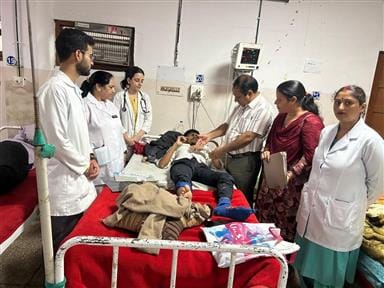 पेयजल स्कीमें बहाल करने में जुटे जल शक्ति विभाग के कर्मी। स्रोत : विभाग