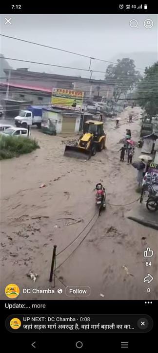 पेयजल स्कीमें बहाल करने में जुटे जल शक्ति विभाग के कर्मी। स्रोत : विभाग