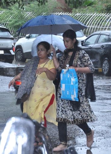 रोहतक में हुई सोमवार को बारिश के दौरान सुभाष रोड से होकर गुजरते दोपहिया वाहन चालक। संवाद