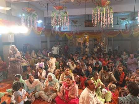 सबका श्री गणेश मित्र मंडल कच्चा बाजार के श्री गणेश की पूजा करते पुजारी। स्वयं