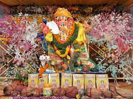 सबका श्री गणेश मित्र मंडल कच्चा बाजार के श्री गणेश की पूजा करते पुजारी। स्वयं