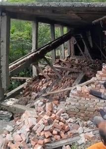 सलूणी में सड़क पर भूस्खलन के बाद मलबा हटाती जेसीबी मशीन। स्रोत : जागरूक पाठक
