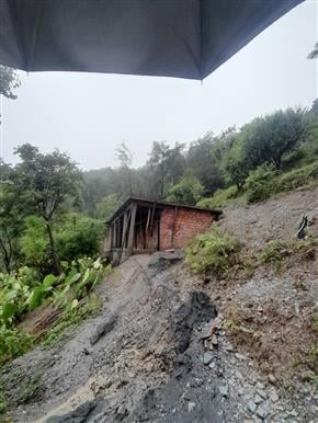 सलूणी में सड़क पर भूस्खलन के बाद मलबा हटाती जेसीबी मशीन। स्रोत : जागरूक पाठक