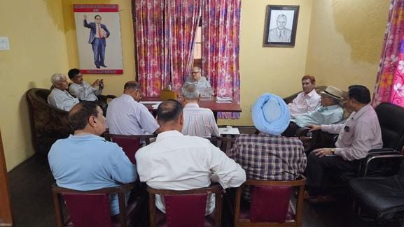 सामान्य सभा की बैठक के दौरान मौजूद अध्यक्ष व अन्य स्रोत आयोजक सामान्य सभा की बैठक के दौरान मौजूद अध्यक्ष व अन्य स्रोत आयोजक
