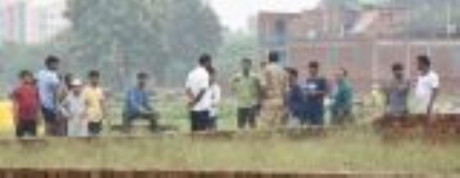 सेमरा गांव में पटाखों की अवैध फैक्टरियों और गोदाम के लिए सर्च ऑपरेशन चलाती पुलिस की संयुक्त टीम