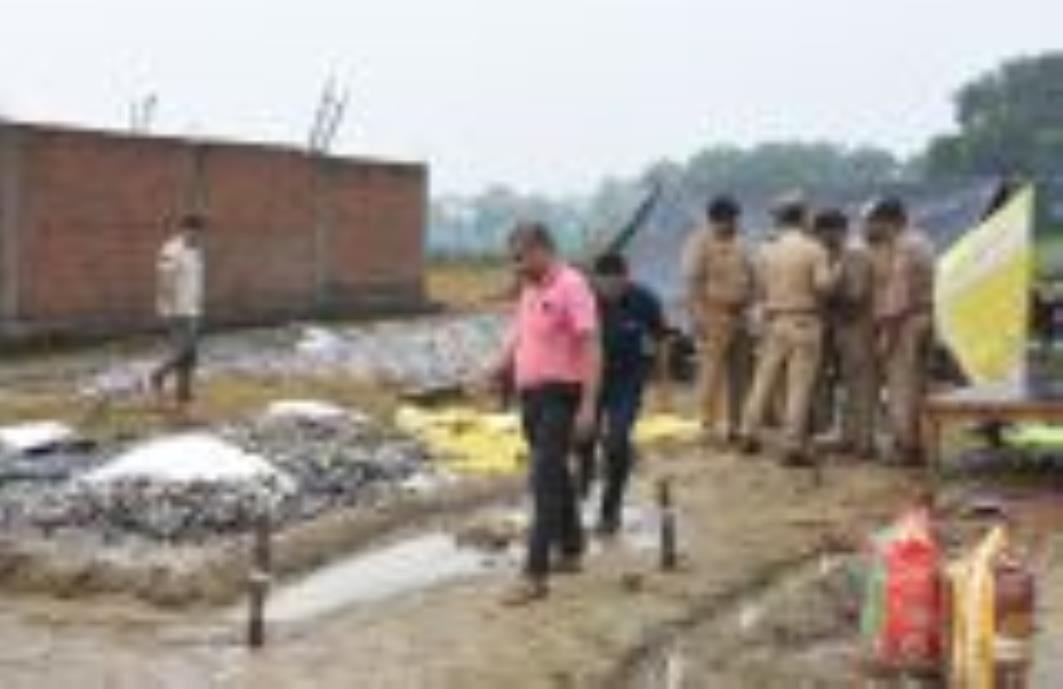 सेमरा गांव में पटाखों की अवैध फैक्टरियों और गोदाम के लिए सर्च ऑपरेशन चलाती पुलिस की संयुक्त टीम