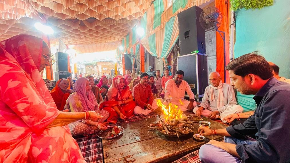 सरधना। मोहल्ला तगायान में गणपति की शोभायात्रा निकाली गई। आयोजक सरधना। मोहल्ला तगायान में गणपति की शोभायात्रा निकाली गई। आयोजक