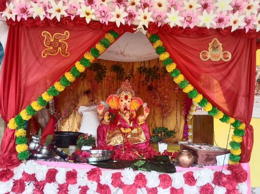 संसारपुर में विसर्जन यात्रा निकालते श्रद्धालु। संवाद