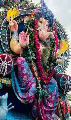 संसारपुर में विसर्जन यात्रा निकालते श्रद्धालु। संवाद