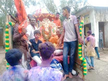 संसारपुर में विसर्जन यात्रा निकालते श्रद्धालु। संवाद