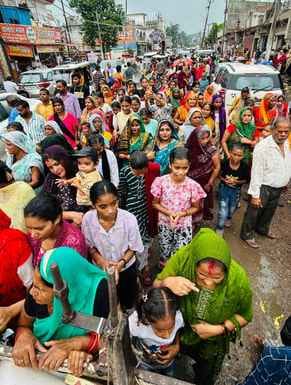 संसारपुर में विसर्जन यात्रा निकालते श्रद्धालु। संवाद
