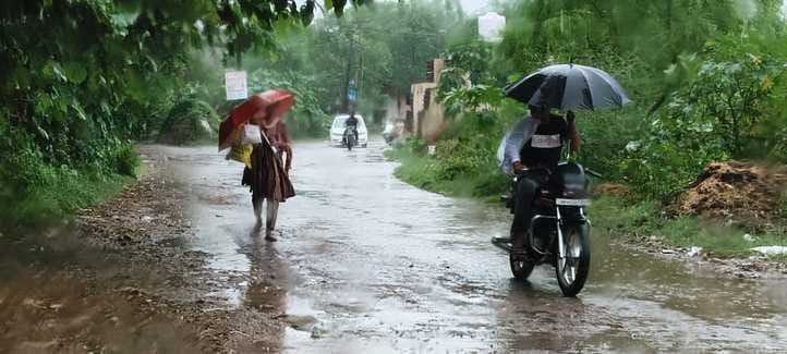 शक्ति नगर में बारिश में हुए जलभराव के बीच गुजरती कार। संवाद