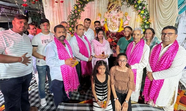 शाहाबाद। यजमानों को सम्मानित करते सभा के सदस्य। स्वयं शाहाबाद। यजमानों को सम्मानित करते सभा के सदस्य। स्वयं