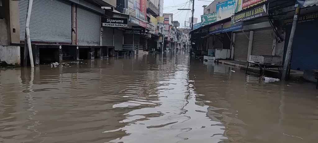 शहर के अंबिका देवी मंदिर के पास सड़क पर हुआ जलभराव। संवाद शहर के अंबिका देवी मंदिर के पास सड़क पर हुआ जलभराव। संवाद