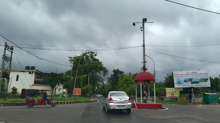 शहर के अंबिका देवी मंदिर के पास सड़क पर हुआ जलभराव। संवाद शहर के अंबिका देवी मंदिर के पास सड़क पर हुआ जलभराव। संवाद