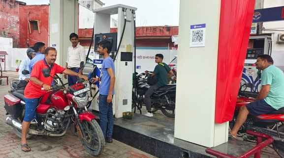 शहर के एक पेट्रोल पंप का निरीक्षण करते हुए अधिकारी। स्रोत : विभाग शहर के एक पेट्रोल पंप का निरीक्षण करते हुए अधिकारी। स्रोत : विभाग