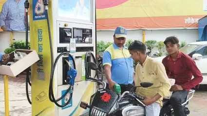 शहर के एक पेट्रोल पंप का निरीक्षण करते हुए अधिकारी। स्रोत : विभाग शहर के एक पेट्रोल पंप का निरीक्षण करते हुए अधिकारी। स्रोत : विभाग