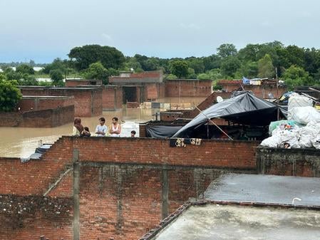 शहर से सटे नावकूड़ इलाके में सड़क और घरों में भरा पानी। संवाद शहर से सटे नावकूड़ इलाके में सड़क और घरों में भरा पानी। संवाद