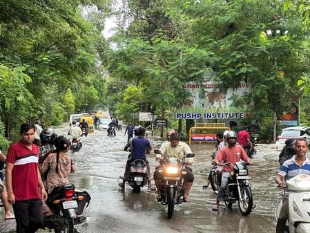 शहर से सटे नावकूड़ इलाके में सड़क और घरों में भरा पानी। संवाद शहर से सटे नावकूड़ इलाके में सड़क और घरों में भरा पानी। संवाद