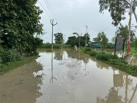 शहर से सटे नावकूड़ इलाके में सड़क और घरों में भरा पानी। संवाद शहर से सटे नावकूड़ इलाके में सड़क और घरों में भरा पानी। संवाद