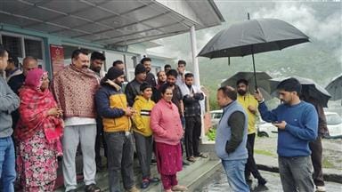 तेलका में भूस्खलन के बाद मलबा हटाने में जुटे लोग। स्रोत : जागरूक पाठक